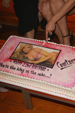 courtney ve Ashley peldon