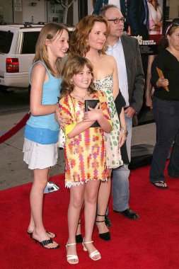 Lea thompson ve yönetmen howard deutch ve kızları madeline ve zoey