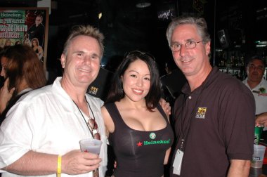 bob Moore ve jack gümüş heineken kızla