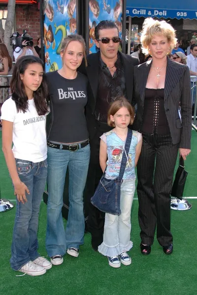 Antonio Banderas, Melanie Griffith e la famiglia — Foto Stock