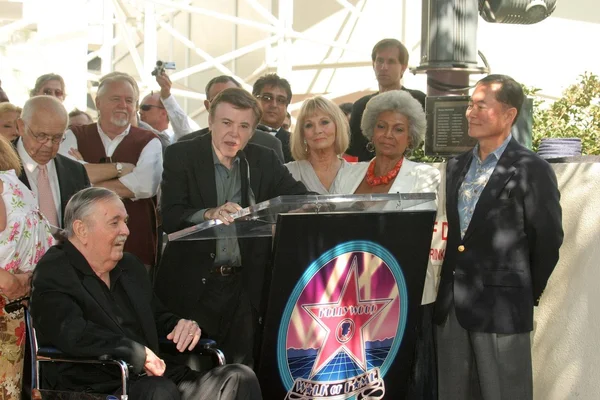 James doohan, walter koenig, gracelee whitney, nichelle nichols en george takei — Stockfoto