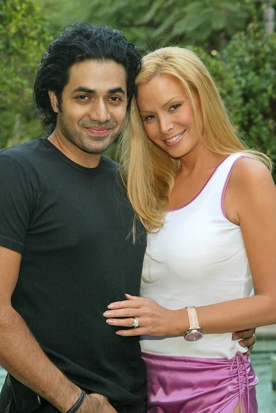 Cindy margolis 和设计师 anand jon — 图库照片