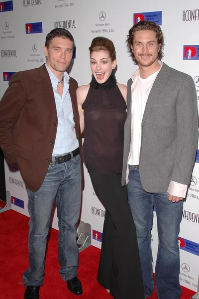 Anson Mount, Anne Hathaway and Oliver Hudson — Stock Photo, Image