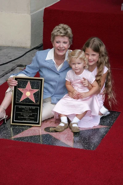 Patty Duke e netas Elizabeth e Alexandra — Fotografia de Stock