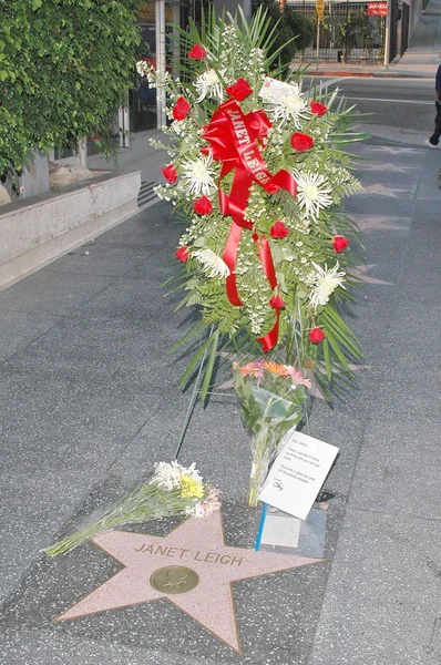 A koszorú, a virágok és a ventilátor sarcot a lány séta a Fame hollywoodi szőlő utcában Janet Leigh színésznő — Stock Fotó