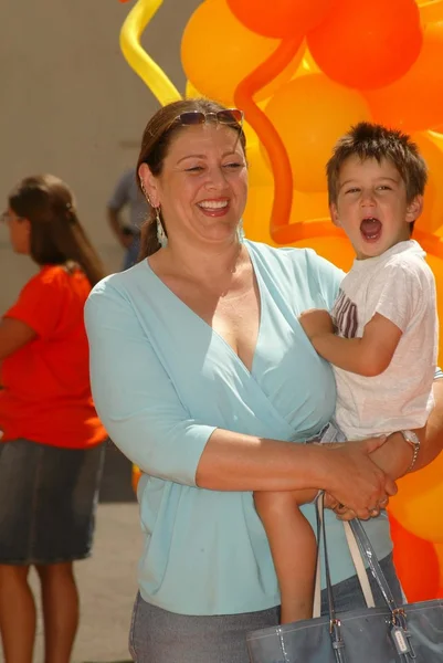 Camryn manheim en zoon milo — Stockfoto