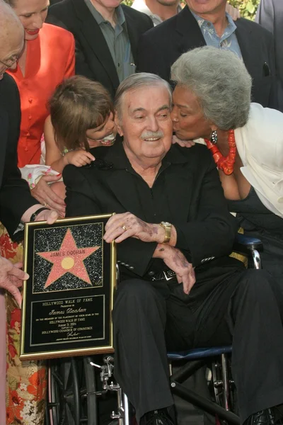 James Doohan kysset av datteren Sarah og Nichelle Nichols – stockfoto