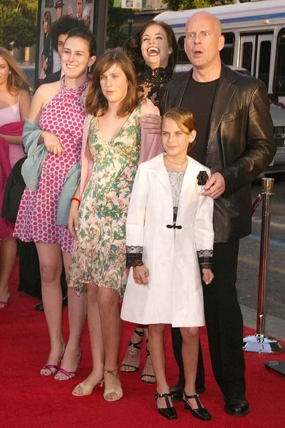 Brooke Burns and Bruce Willis and daughters Tallulah Belle, Scout Larue Willis and Rumer Willis — Stock Photo, Image