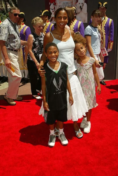 Holly Robinson Peete and children — Stock Photo, Image