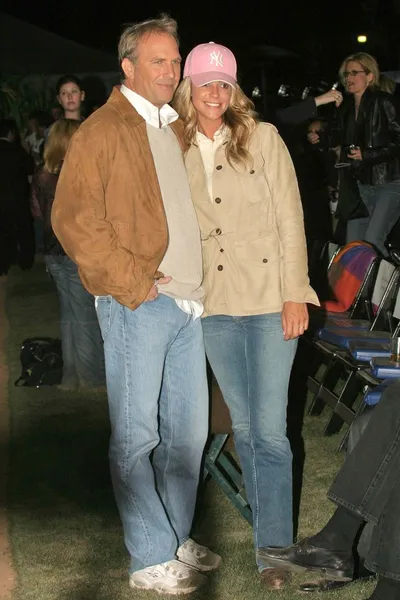 Kevin Costner and his girlfriend Christine Baumgartner — Stock Photo, Image