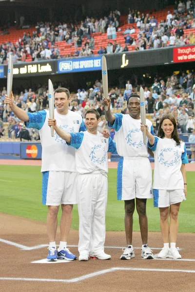 Vatali Klitschko, Tom Cruise, Rafer Johnson e Janet Evans — Fotografia de Stock