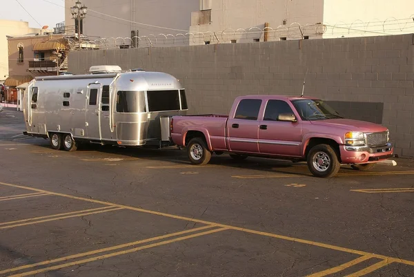 Paris Hilton and Nicole Richie's truck and Airstream Trailer — Stock Photo, Image