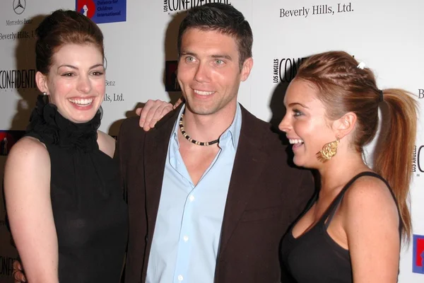 Anne Hathaway, Anson Mount e Lindsay Lohan — Foto Stock