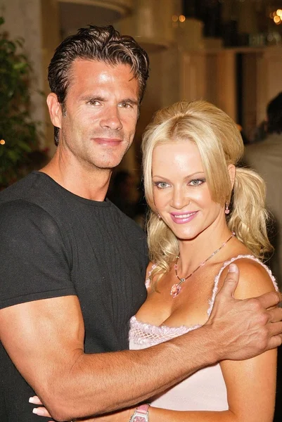 Barbara moore en lorenzo lamas — Stockfoto