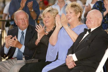 Dick van patten ve eşi jan ve mickey rooney ile pat