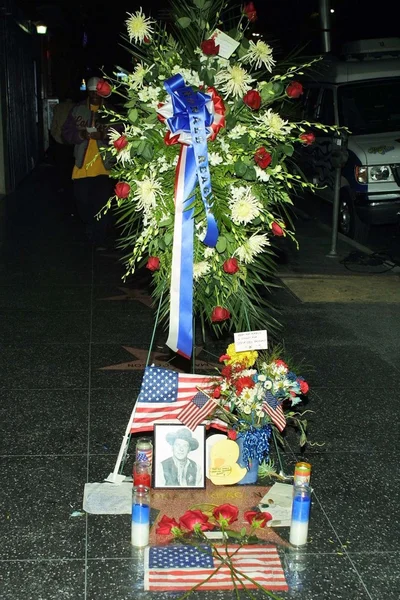 Una corona di fiori e omaggi dei fan all'ex presidente Ronald Reagan — Foto Stock