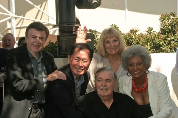 Walter koenig, george takei, james doohan, grace lee whitney und nichelle nichols — Stockfoto