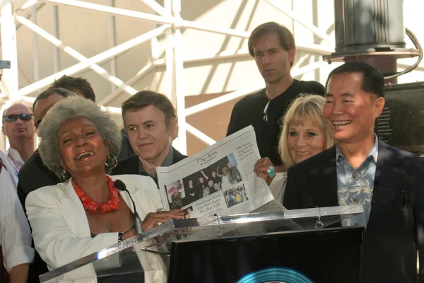 Nichelle nichols, walter koenig, gracelee whitney a george takei — Stock fotografie