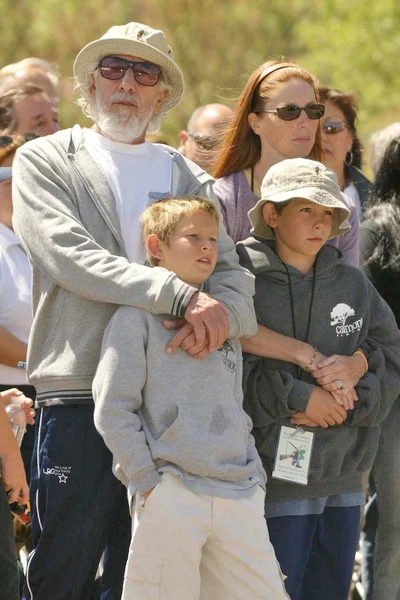 Lou Adler, Page Hannah y sus hijos — Foto de Stock