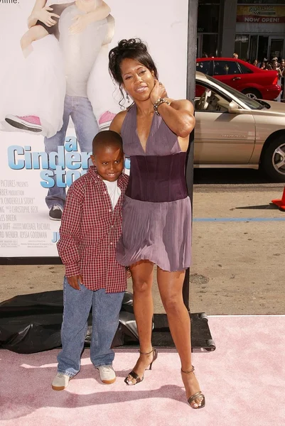 Regina King and son — Stock Photo, Image