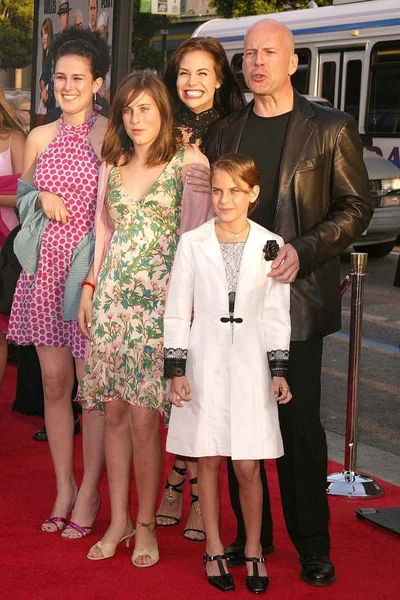 Brooke Burns and Bruce Willis and daughters Tallulah Belle, Scout Larue Willis and Rumer Willis — Stock Photo, Image