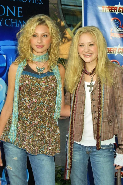 Alyson michalka i amanda michalka — Zdjęcie stockowe