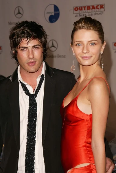 Brandon davis och mischa barton — Stockfoto