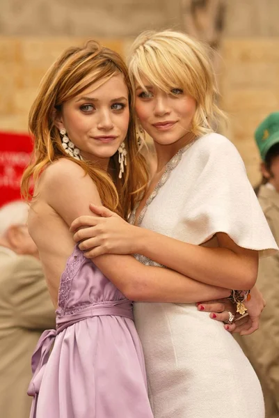 Mary-kate ve ashley olsen — Stok fotoğraf