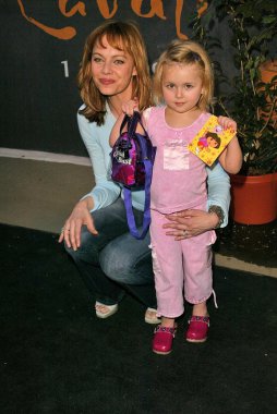 Melinda clarke ve kızı catherine zarafet