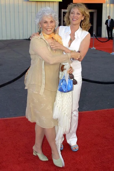 Virginia Madsen y su madre Elaine Madsen — Foto de Stock