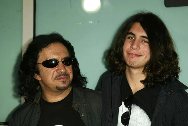 Gene simmons en zoon nicholas — Stockfoto