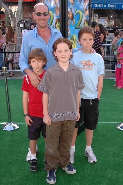 Miguel Ferrer y los niños — Foto de Stock