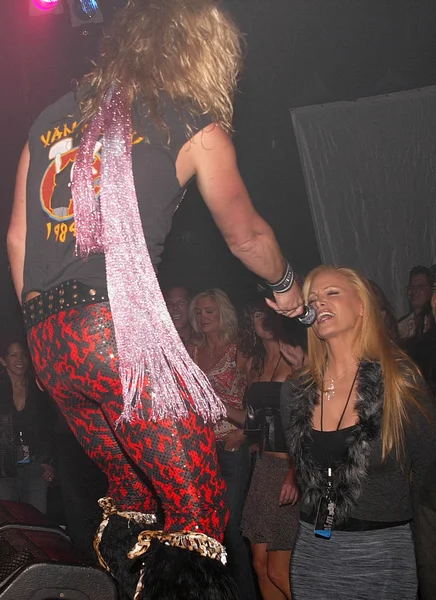 Cindy Margolis sings heavy metal — Stock Photo, Image