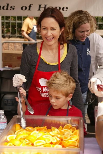 Patricia heaton och son — Stockfoto