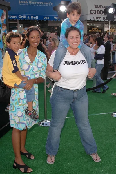 Camryn manheim en zoon milo — Stockfoto