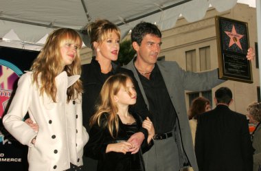 Antonio banderas ve melanie griffith ile stella banderas ve dakota johnson