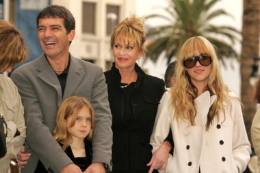 Antonio banderas ve melanie griffith ile stella banderas ve dakota johnson