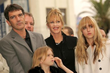 Antonio banderas ve melanie griffith ile stella banderas ve dakota johnson