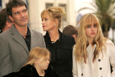 Antonio banderas ve melanie griffith ile stella banderas ve dakota johnson