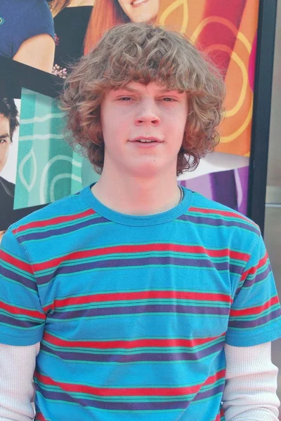 Evan Peters — Photo