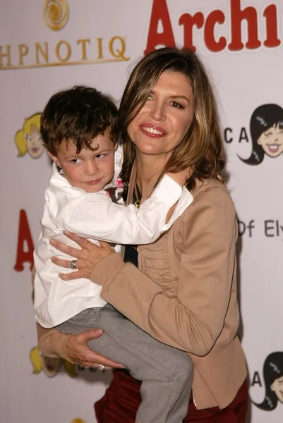 Finola Hughes e filho Dylan — Fotografia de Stock