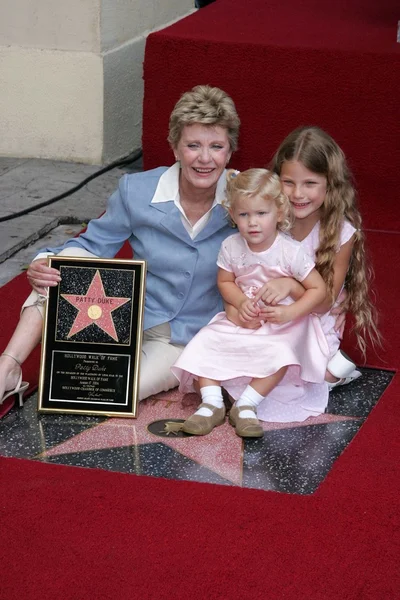 Patty Duke and granddaughters Elizabeth and Alexandra — Stock Photo, Image