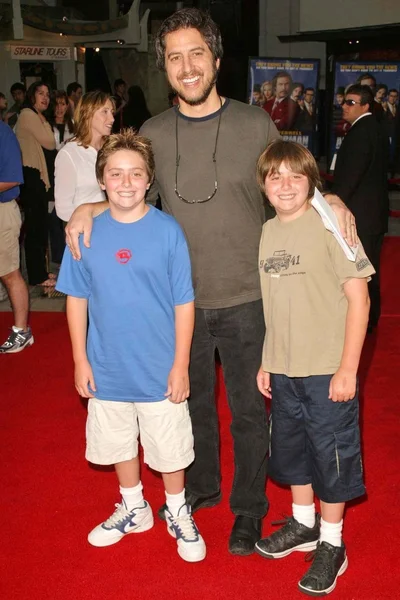 Ray Romano e hijos — Foto de Stock