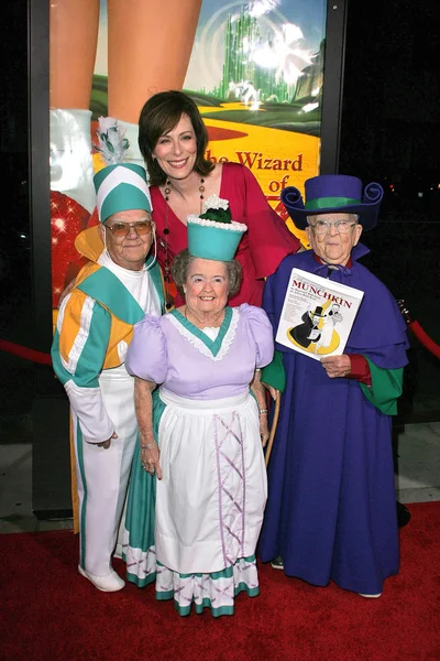 Clarence Swenson y Jane Kaczmarek con Margaret Pellegrini y Meinhardt Raabe — Foto de Stock