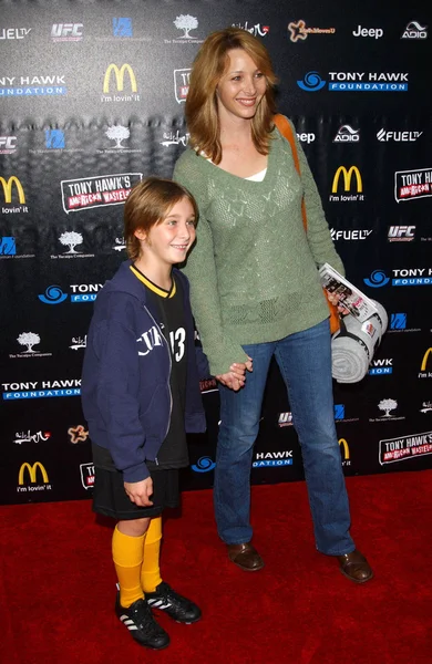 Lisa Kudrow y su hijo Julian — Foto de Stock