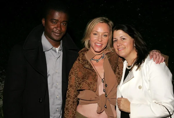 Bolaji Akram avec Jenny McShane et Camille Jumelle — Photo