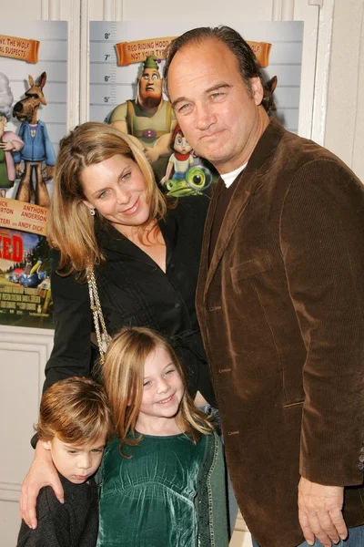 짐 Belushi와 제니퍼 슬로 가족과 함께 — 스톡 사진