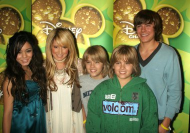 l-r vanessa anne hudgens, ashley tisdale, dylan sprouse, cole sprouse ve zac efron