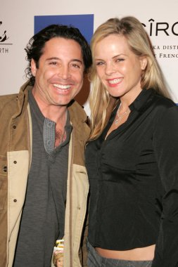 Victoria daha dolgun ve arkadaş