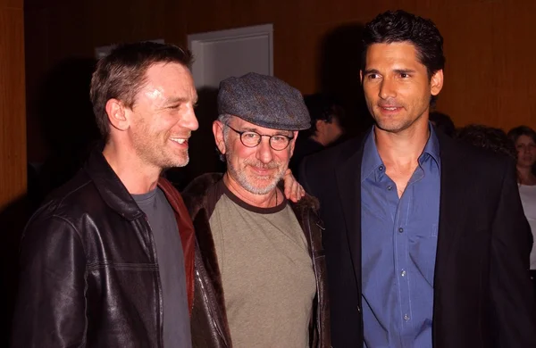 Daniel craig mit steven spielberg und eric bana — Stockfoto